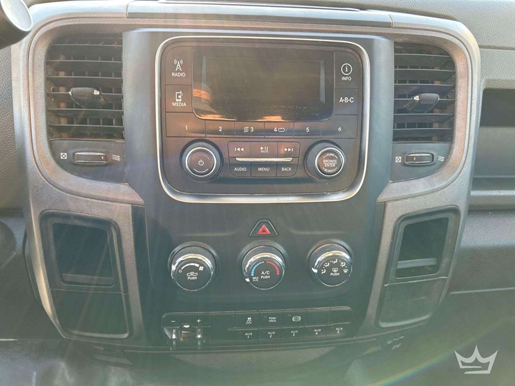 2013-ram-3500-utility-flatbed-truck-image-16