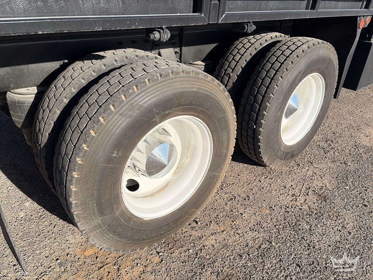 2015-peterbilt-348-image-31