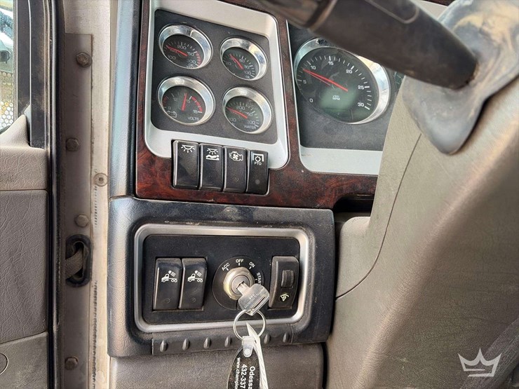 2011-kenworth-w900-image-15