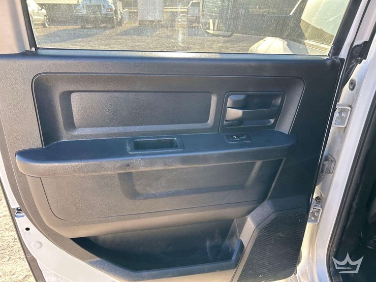 2013-ram-3500-utility-flatbed-truck-image-18