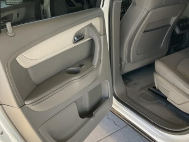 2017-chevrolet-traverse-ls-image-25