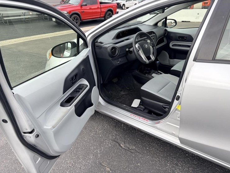 2014-toyota-prius-c-sedan-image-11