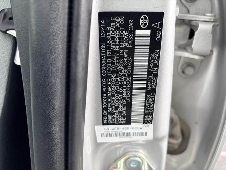 2014-toyota-prius-c-sedan-image-17