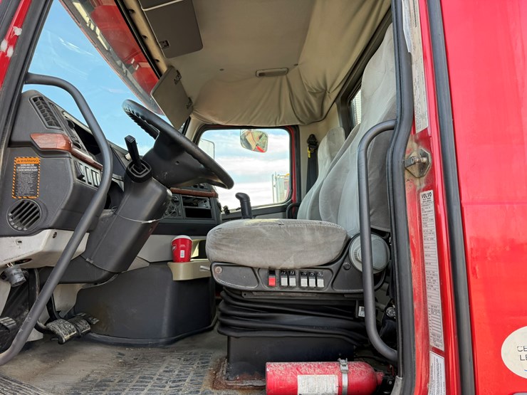 2011-volvo-10-image-32