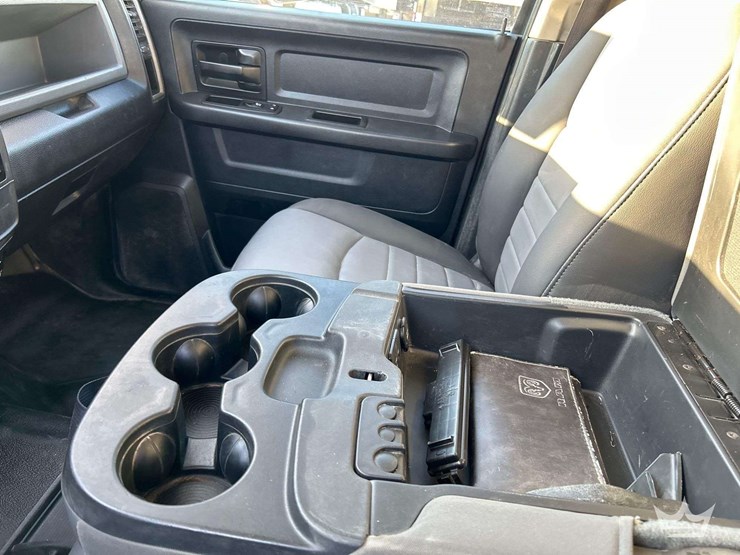 2013-ram-3500-utility-flatbed-truck-image-17