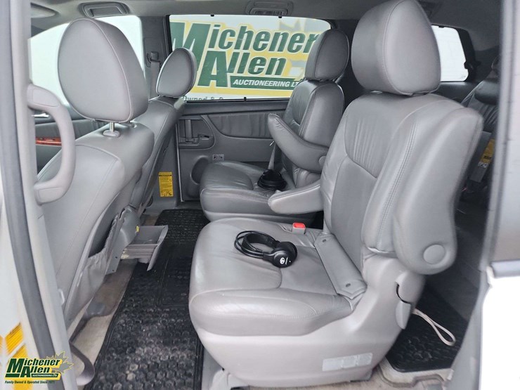 2009-toyota-sienna-image-15