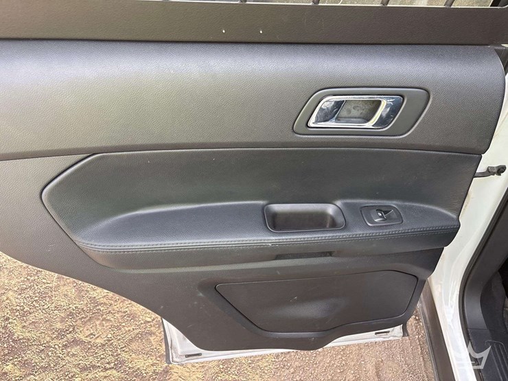 2016-ford-explorer-image-18