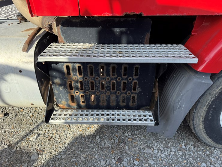 2011-volvo-10-image-26