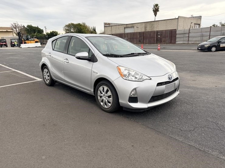 2014-toyota-prius-c-sedan-image-2