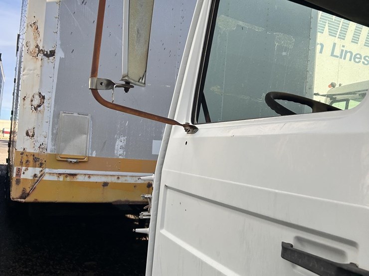 2015-volvo-f6-image-18