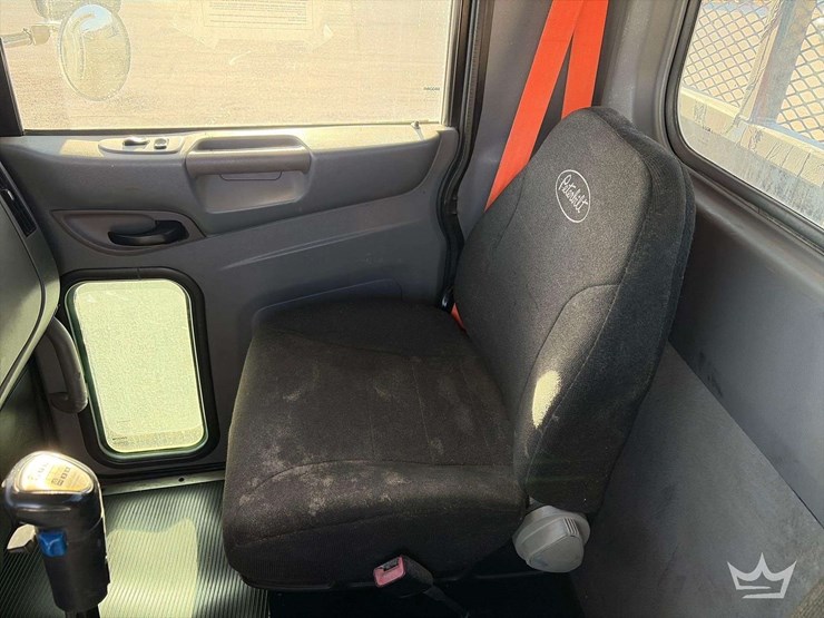 2015-peterbilt-348-image-21