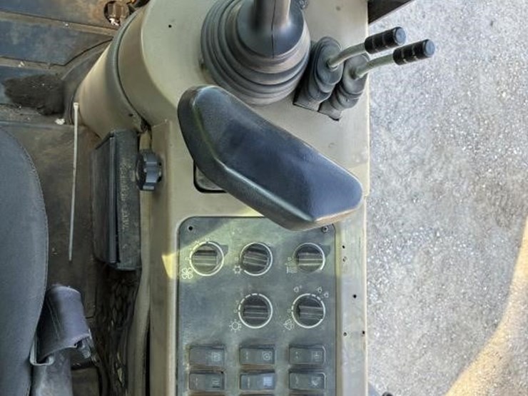 case-7210-wheel-loader-image-24