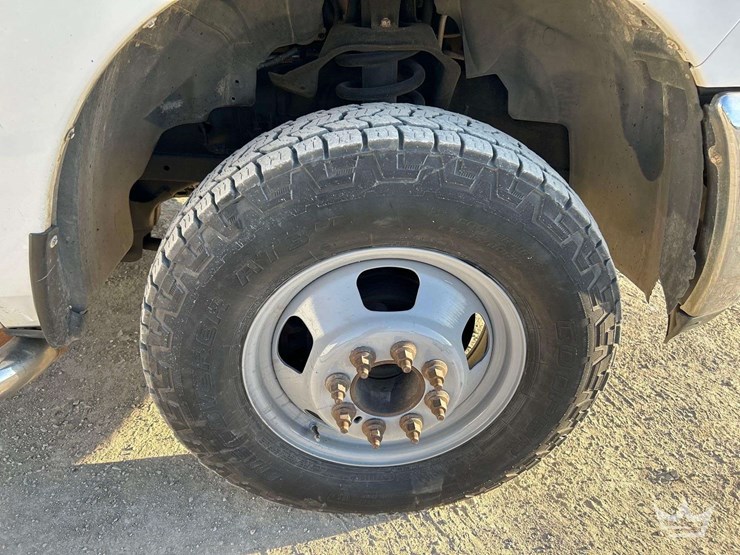 2013-ram-3500-utility-flatbed-truck-image-31