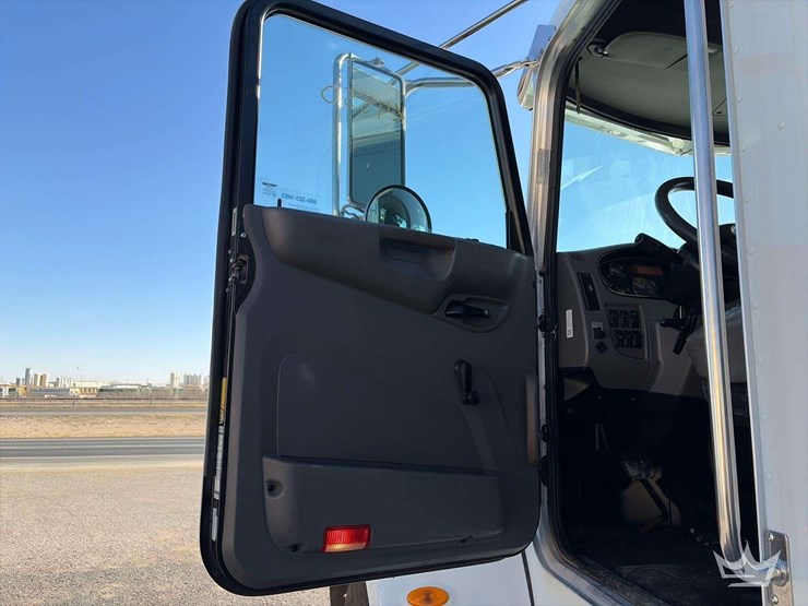 2016-peterbilt-337-image-12