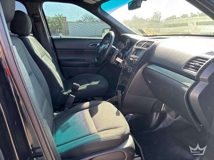 2016-ford-explorer-image-23