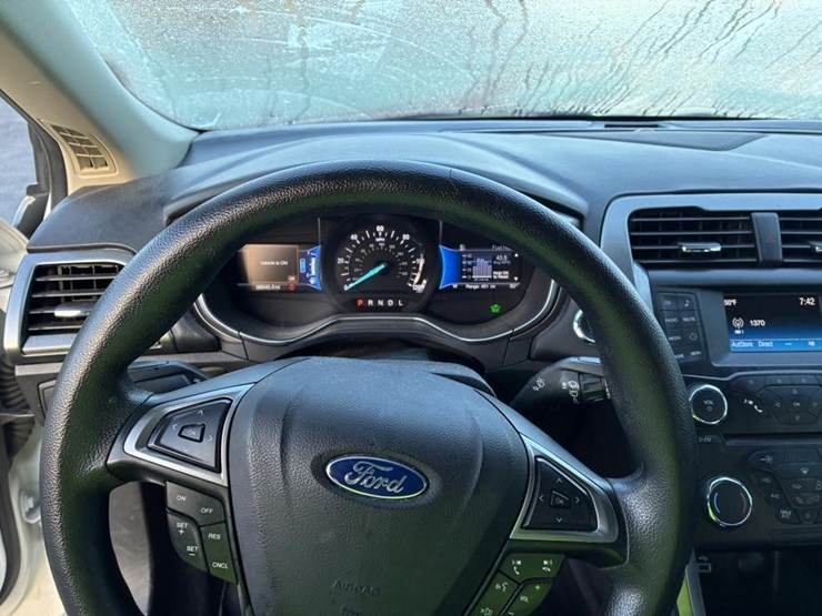 2017-ford-fusion-sedan-image-14