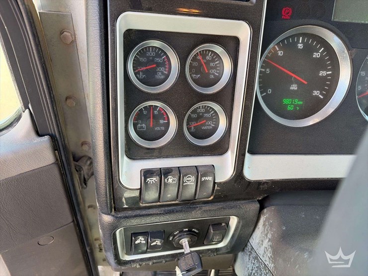 2013-kenworth-t800-image-16