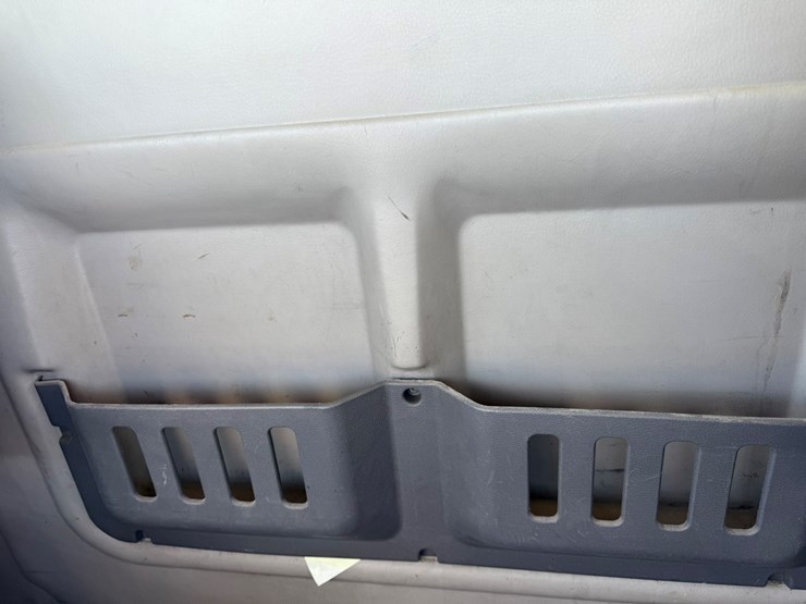 2011-volvo-10-image-43