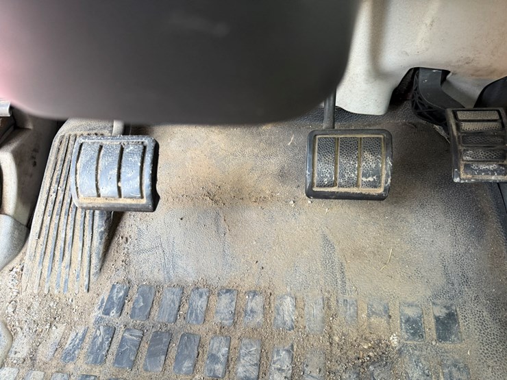 2011-volvo-10-image-42