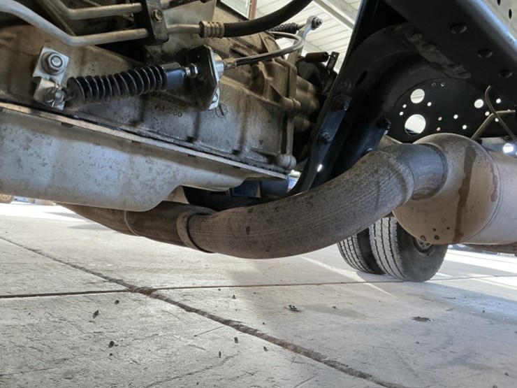 2016-isuzu-npr-image-24