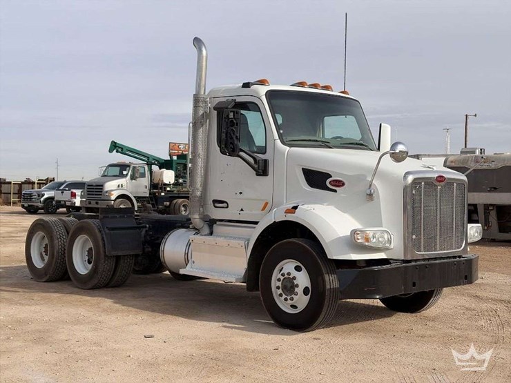 2015-peterbilt-567-image-2
