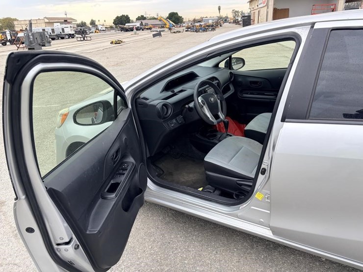 2015-toyota-prius-c-sedan-image-11