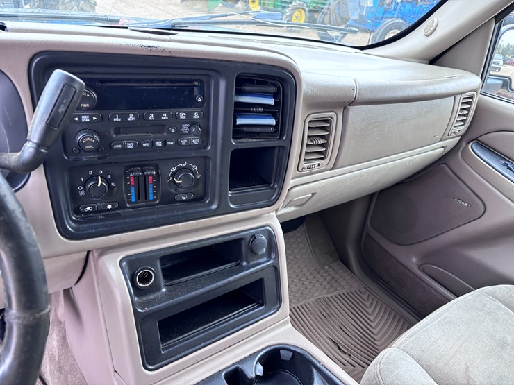 2004-chevrolet-suburban-image-11