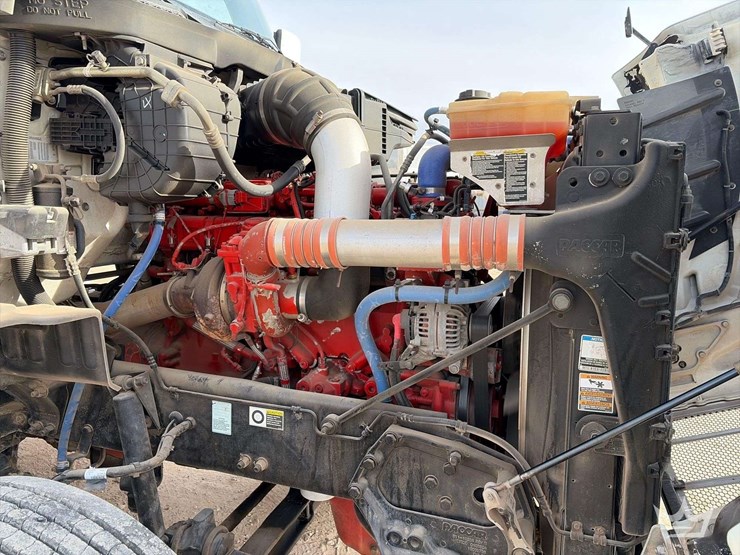 2015-peterbilt-567-image-9