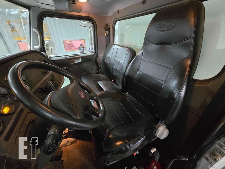 2012-peterbilt-365-image-9
