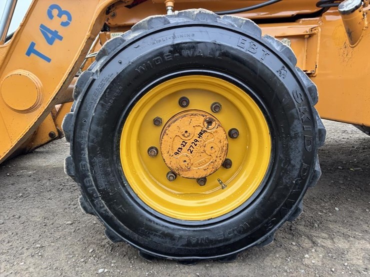 2011-case-570m-xt-image-23