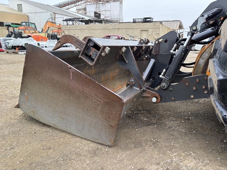 2011-case-570m-xt-image-15