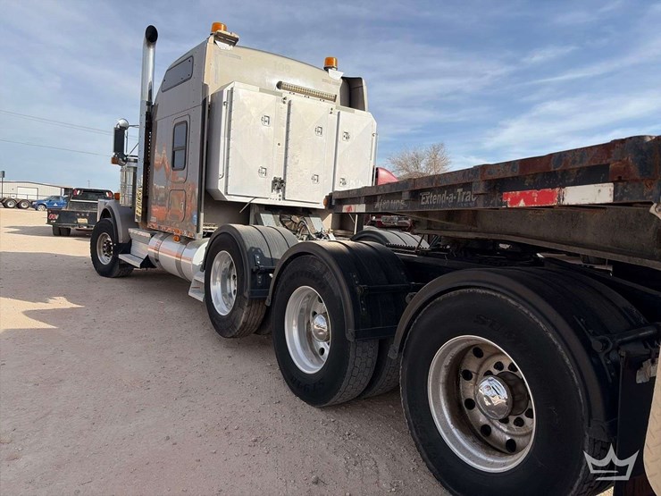 2011-kenworth-w900-image-3