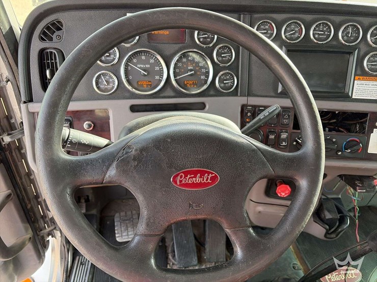 2013-peterbilt-365-image-17