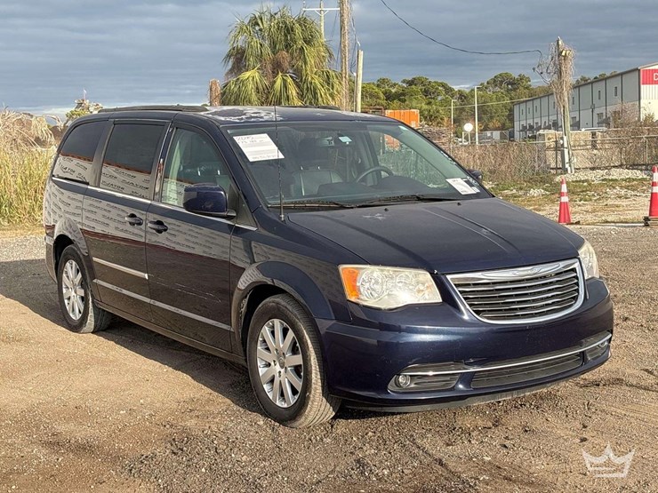 2015-chrysler-town-&-country-image-2