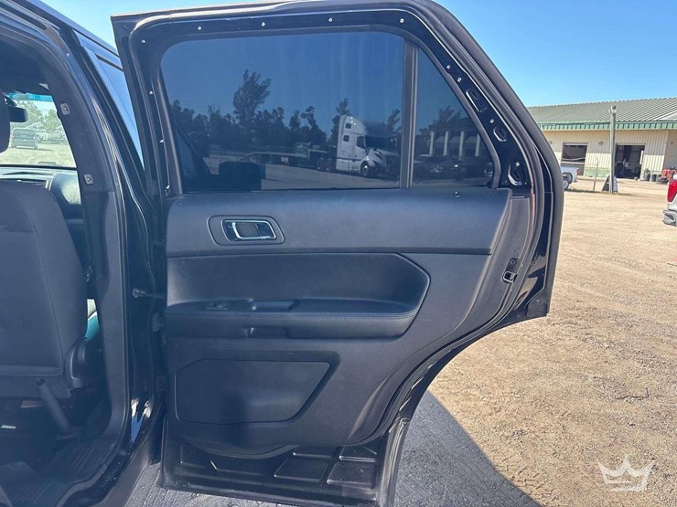 2016-ford-explorer-image-19