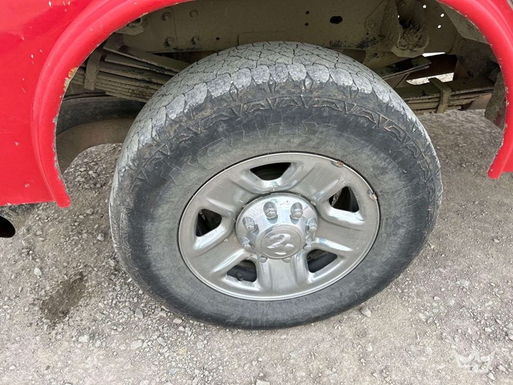 2017-dodge-3500-image-36