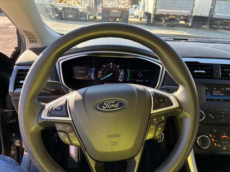 2016-ford-fusion-sedan-image-15