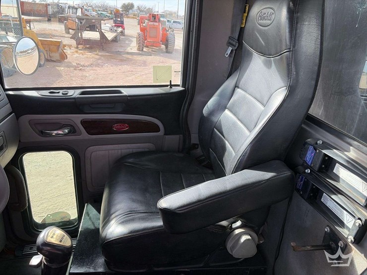 2013-peterbilt-365-image-21