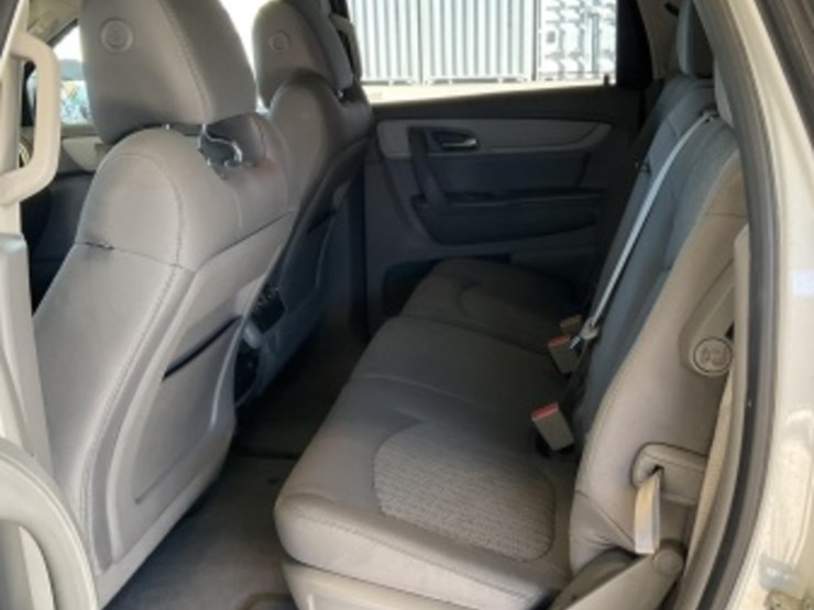 2017-chevrolet-traverse-ls-image-24