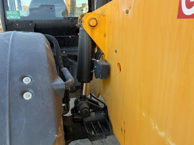 2014-jcb-512-56-image-12