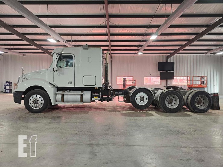 2013-freightliner-columbia-120-image-5