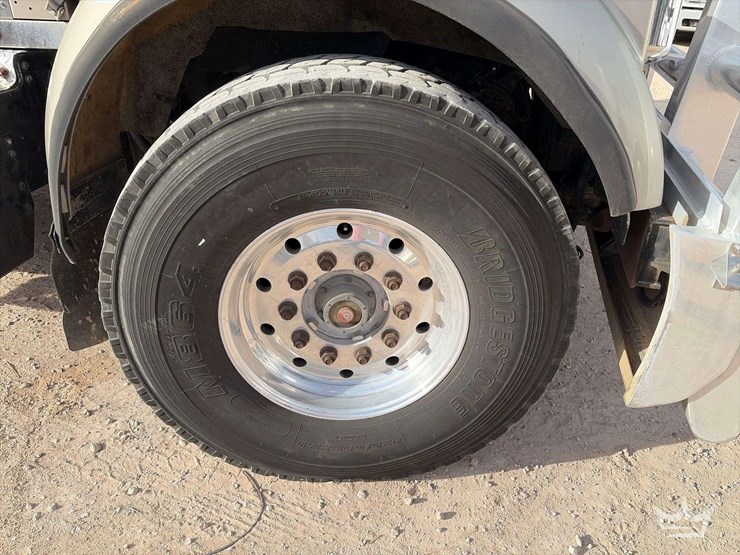 2011-kenworth-w900-image-30