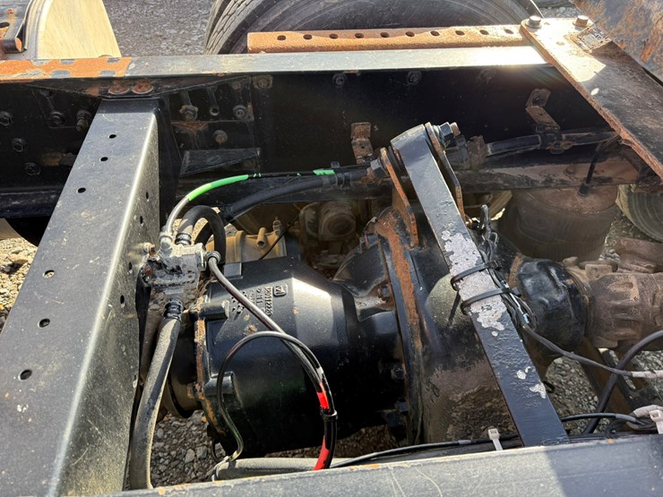 2011-volvo-10-image-13