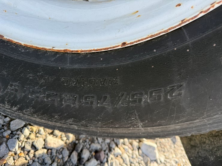 2011-volvo-10-image-8