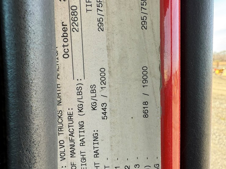 2011-volvo-10-image-47