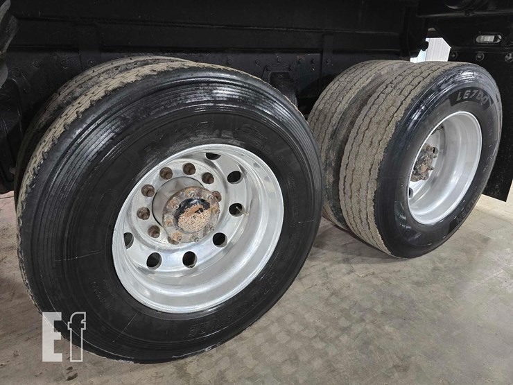 2009-peterbilt-384-image-22