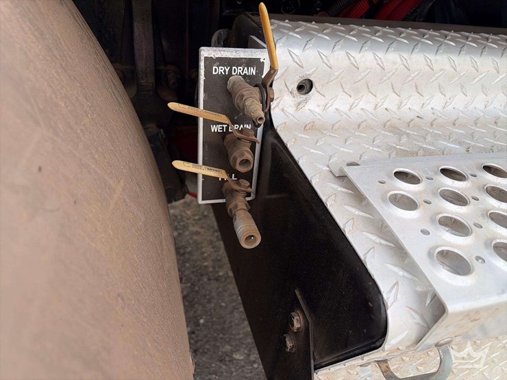 2012-kenworth-t800-image-29