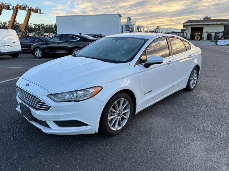 2017-ford-fusion-sedan-image-1