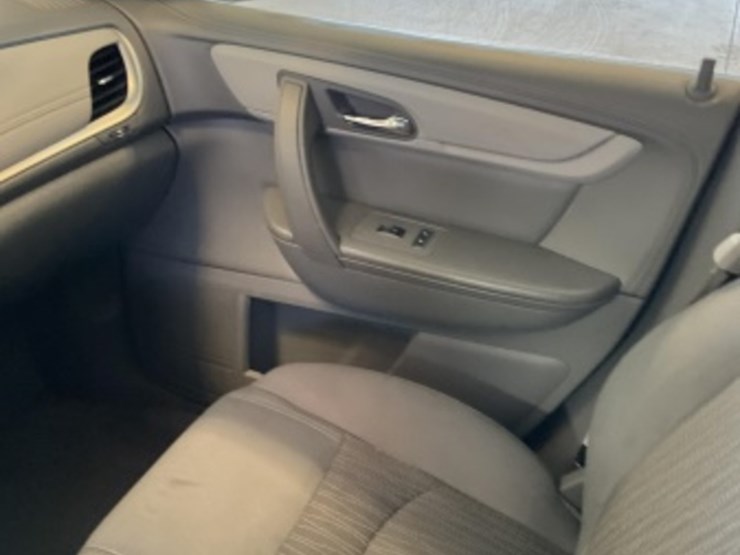 2017-chevrolet-traverse-ls-image-20