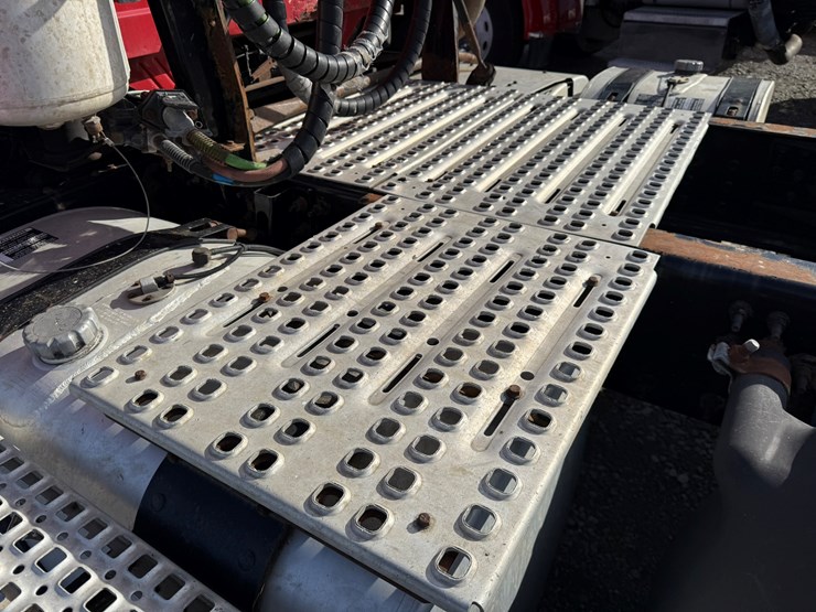 2011-volvo-10-image-15